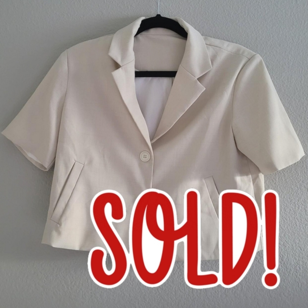 ***SOLD ON DEPOP***NWOT LAPEL COLLAR SHORT SLEEVE BUTTONED UP CROP TAN